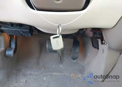 2005 Lincoln Town Car Signature Limited z USA, uszkodzony, nr VIN 1LNHM82W05Y660499